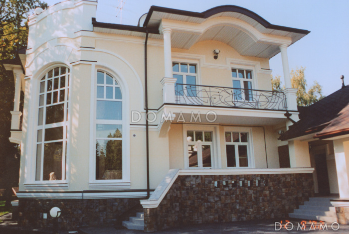 Проект коттеджа с двусветной гостиной, отдельным бассейном и гаражом