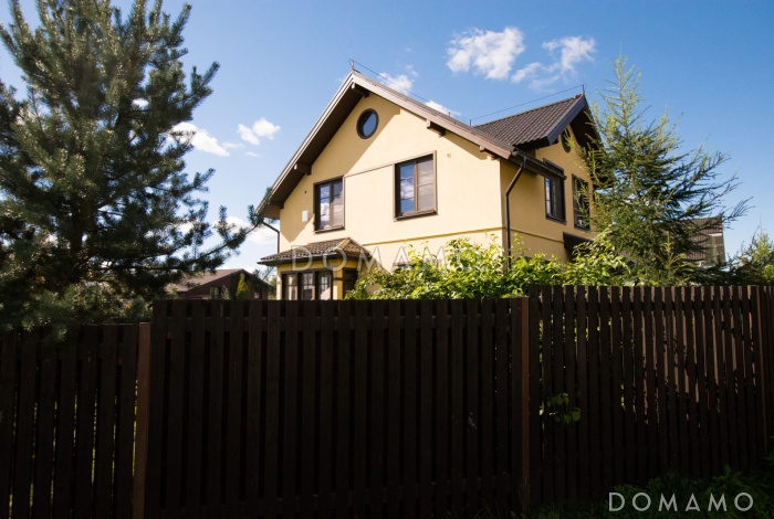 Проект каркасного дома с эркером и спальней на первом этаже