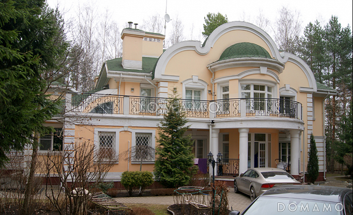 Проект коттеджа с двусветной гостиной и бассейном