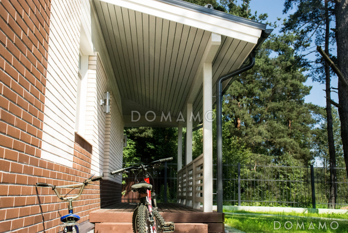 Проект кирпичного дома с просторным холлом на мансардном этаже