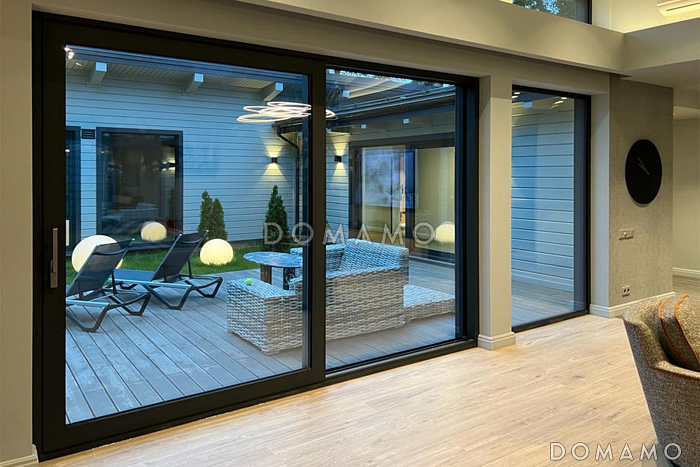 Проект П-образного дома с тремя спальнями, просторной кухней-гостиной, закрытой и открытой террасами