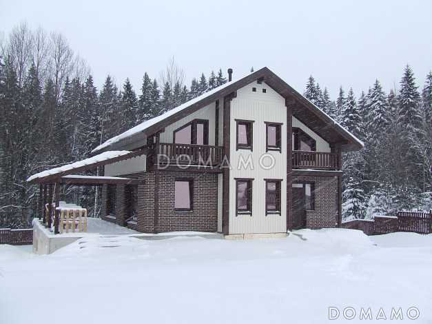 Проект дома из газобетона с цокольным этажом и небольшим бассейном