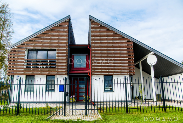 Проект каркасного современного дома с изолированной кухней