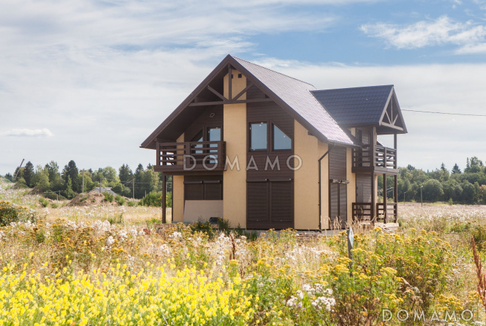 Проект каркасного дома с двумя балконами на мансардном этаже