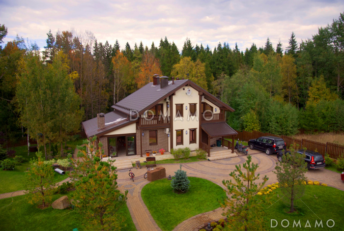 Проект каркасного дома с цокольным этажом и небольшим бассейном