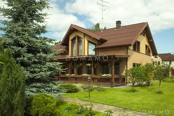 Проект дома из пеноблоков с эркером и гаражом для одной машины