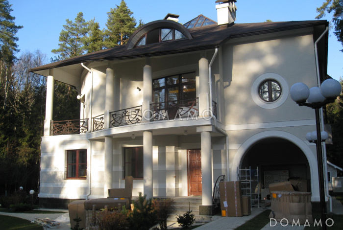 Проект дома с двусветной гостиной и бассейном