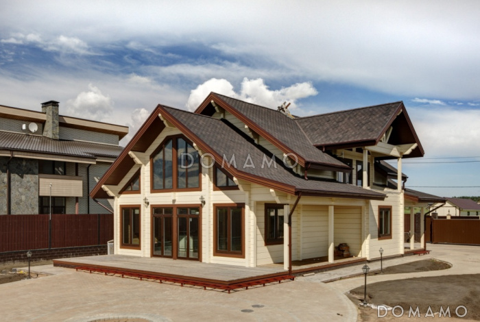 Проект дома из клееного бруса с обширным остеклением и вторым светом