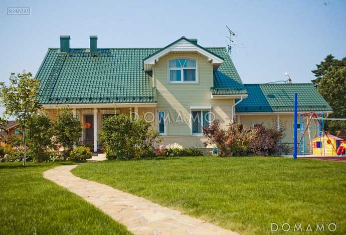 Проект каркасного дома с навесом для двух машин и крытой террасой