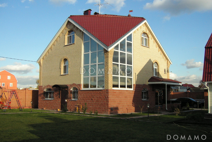 Проект квадратного коттеджа с башенкой