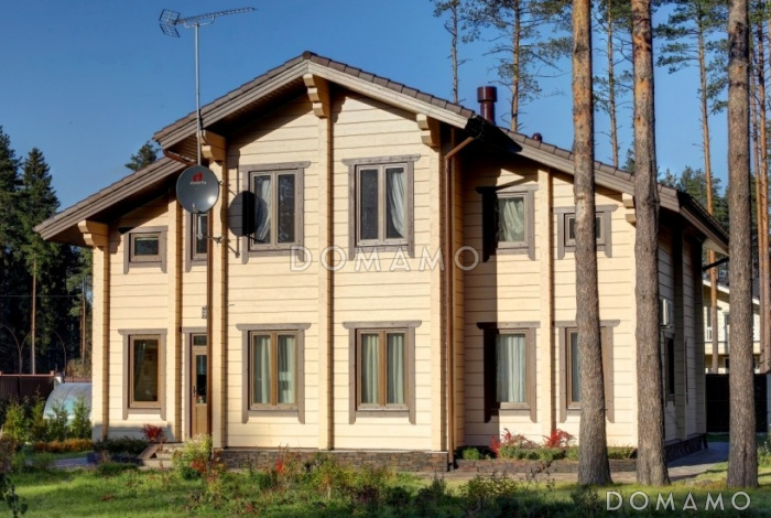 Проект дома из клееного бруса с большой верандой перед домом