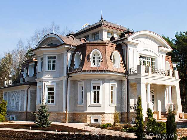 Проект парадного коттеджа с красивым холлом и террасой