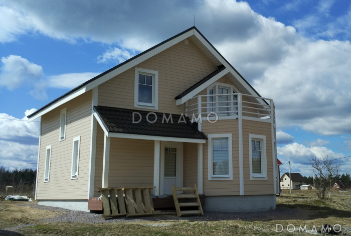 Дом с большим балконом-террасой на втором этаже