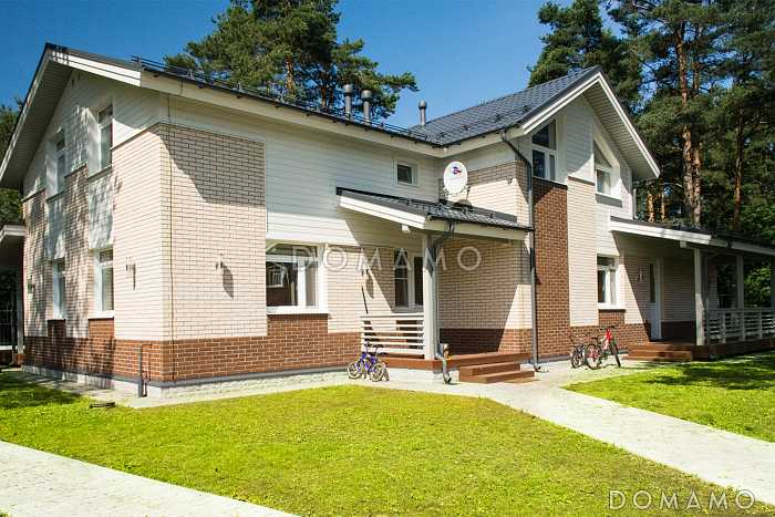 Проект кирпичного дома с просторным холлом на мансардном этаже