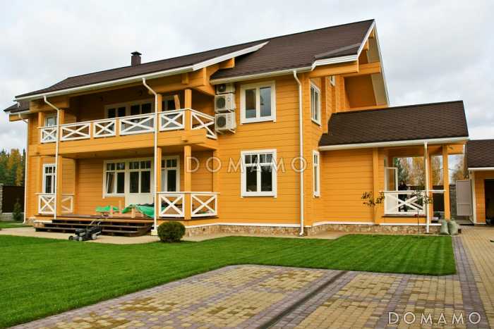 Проект деревянного дома из клееного бруса с огромным холом и тремя спальнями на втором этаже