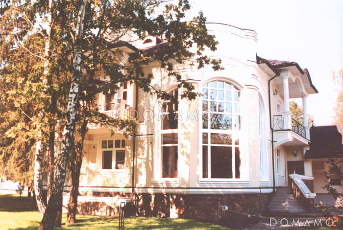 Проект коттеджа с двусветной гостиной, отдельным бассейном и гаражом