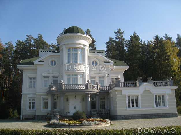 Проект жилого дома с небольшим бассейном на цокольном этаже