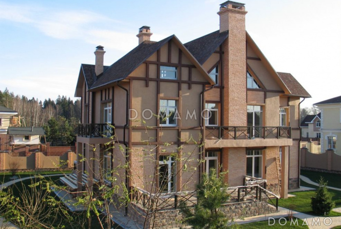 Проект дома с цокольным этажом в стиле фахверк