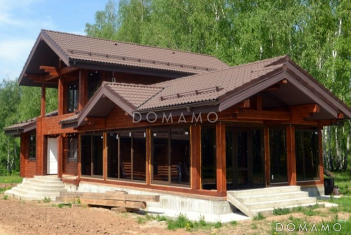 Проект дома с просторной верандой с панорамными окнами