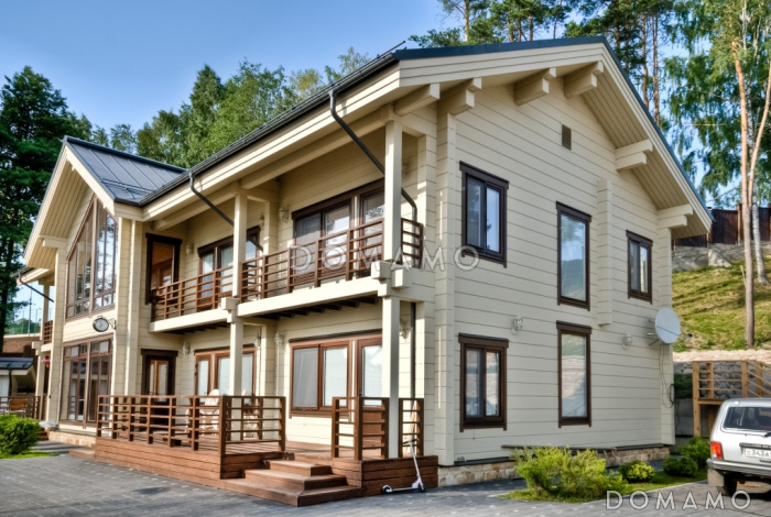 Проект двухэтажного дома из клееного бруса с шестью спальнями и гостиной на втором этаже