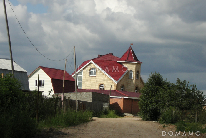 Проект квадратного коттеджа с башенкой