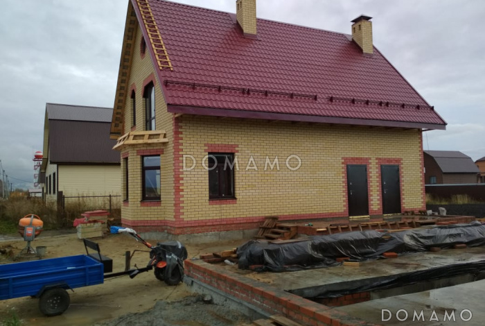 Проект компактного коттеджа из кирпича с балконом.