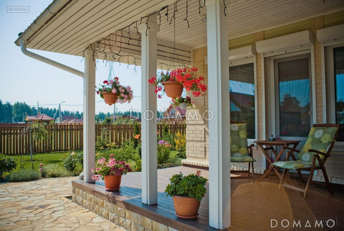 Проект каркасного дома с навесом для двух машин и крытой террасой